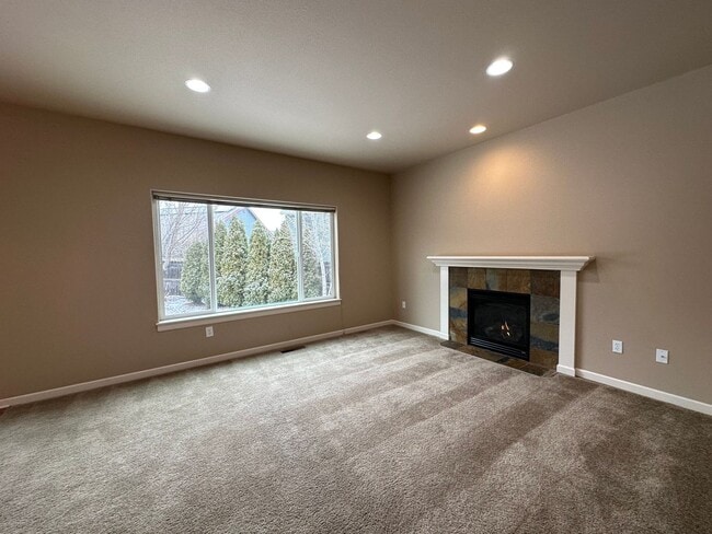 Building Photo - Inviting 4 Bedroom Home with Spacious Layo...