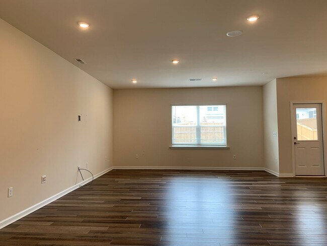 Building Photo - AMAZING LOCATION, Fantastic 3 Bed Home, In...
