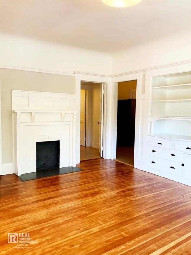 Building Photo - Spacious 4 Bedroom / 1.5 Bath near UC Campus
