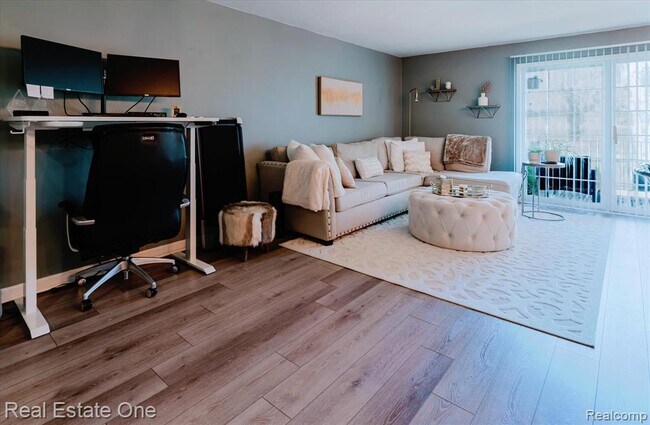 Building Photo - 430 Fox Hills Dr S