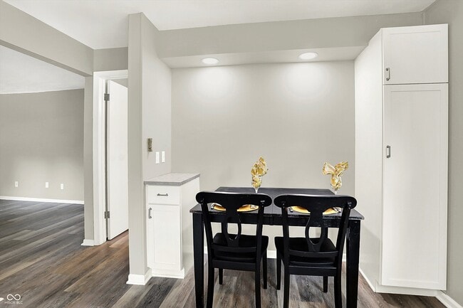 Building Photo - 303 E 4th St