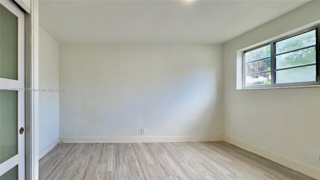 Building Photo - 2025 Bay Dr