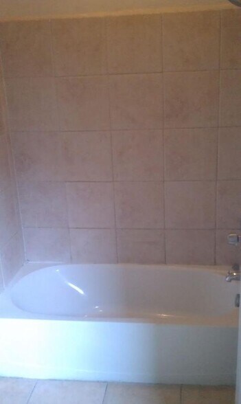 Building Photo - 2212 Ravine St