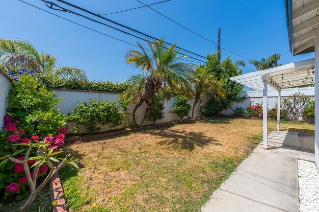 Building Photo - Beautiful Hawthorne Rental In Hollyglen!