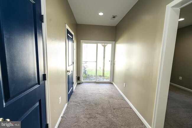Building Photo - 105 Lantana Ln