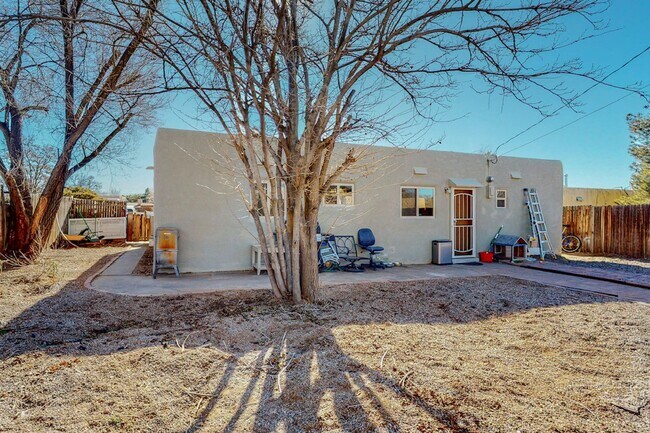 Building Photo - Charming NE Heights 3 Bedroom 2 Bath