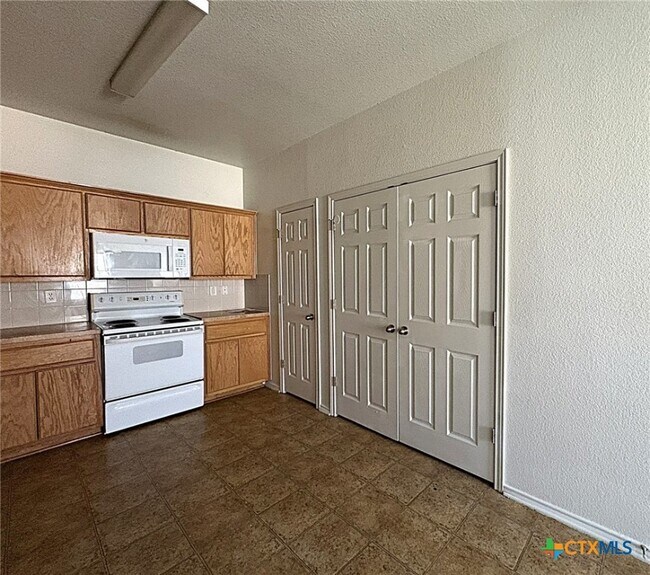 Building Photo - 2812 Ashley Dr