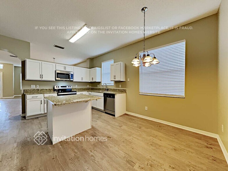 Building Photo - 1419 Royal St George Dr