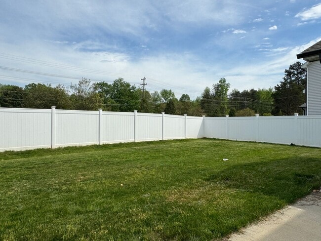 Building Photo - Spacious 4BR 3BA home in Northern Greensboro
