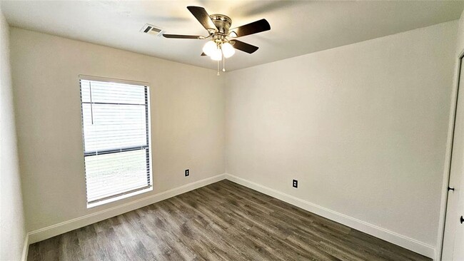 Building Photo - 1802 Vanessa Dr