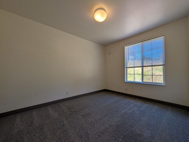 Building Photo - 2-Bedroom, 1-Bath 2-Story Townhouse Apartment Off Bailey Hill!