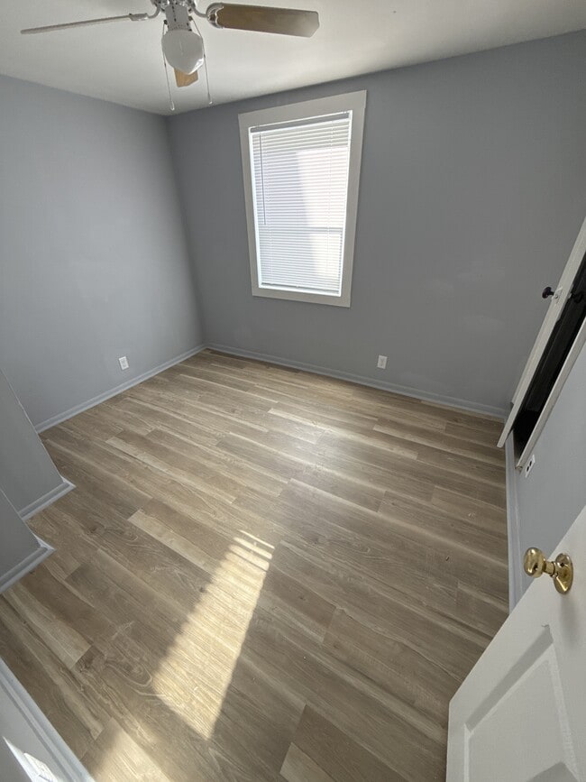 Building Photo - 913 10th St