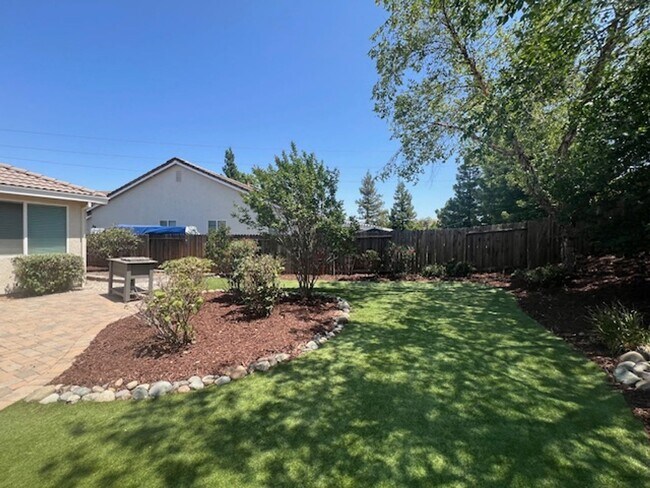 Building Photo - Single Story 3 Bedroom Home in Lincoln Acr...