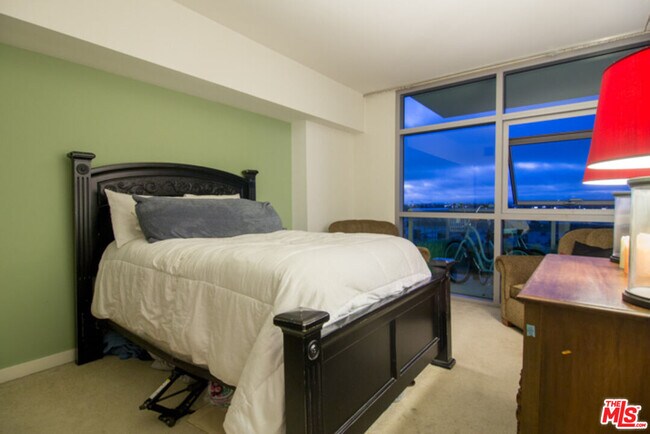 Building Photo - 13700 Marina Pointe Dr