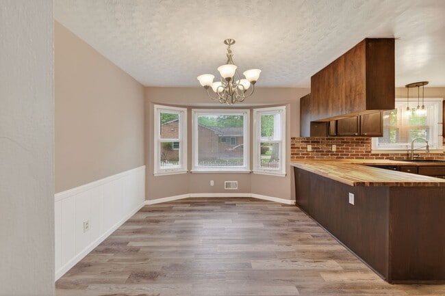 Building Photo - Brick Corner Ranch in Oak Manor-Chesapeake!