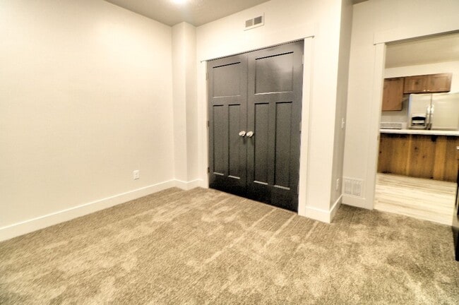Building Photo - 2 Bedroom 1 Bathroom Apartment