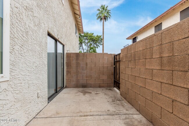 Building Photo - 860 E Brown Rd