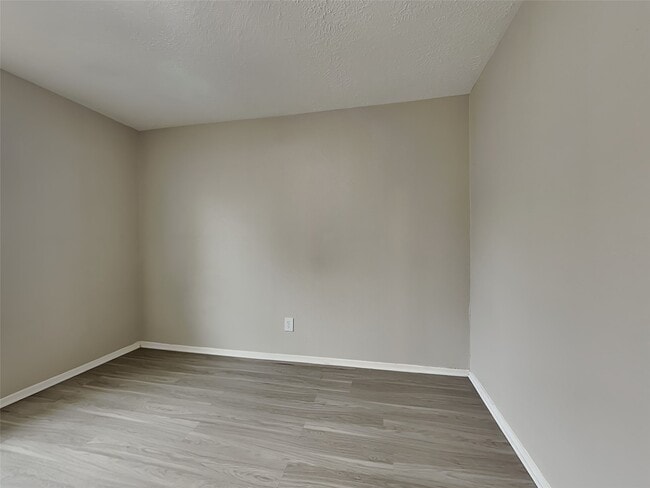 Building Photo - 8615 Riverside Walk Ln