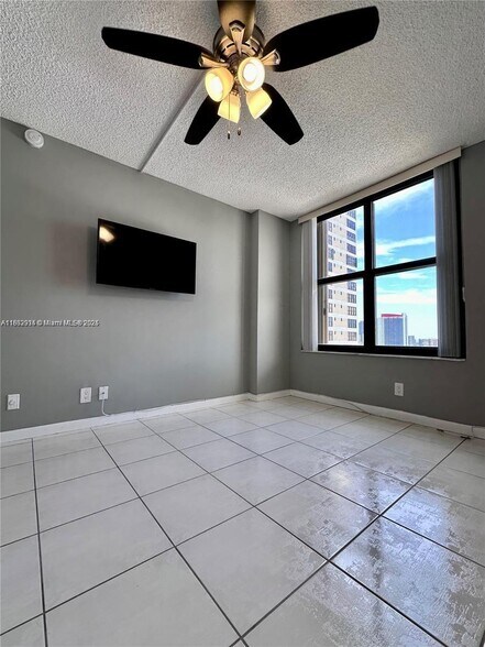 Building Photo - 2500 Parkview Dr