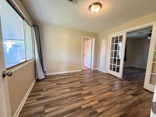 Building Photo - CHARMING HOME FOR RENT IN DOWNTOWN ST. GEORGE!