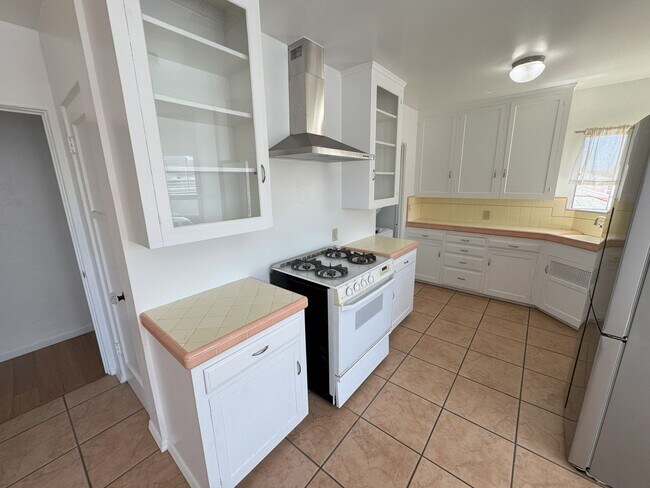 Building Photo - POINT LOMA HOME 4br-2.0 baths located on l...