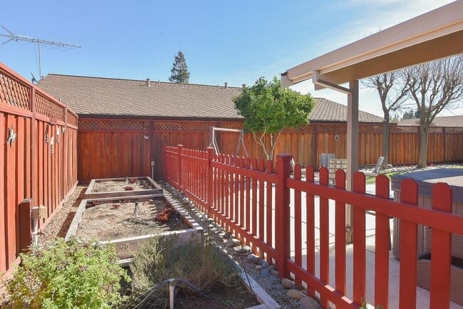 Building Photo - 8548 Silvia St
