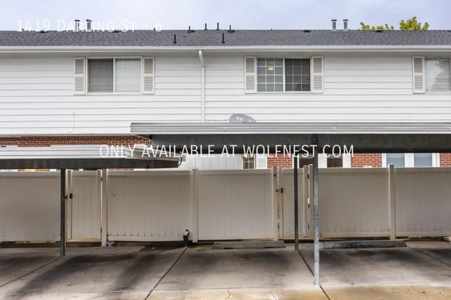 Building Photo - Stunning 3 Bed Ogden Townhome! No Deposit ...