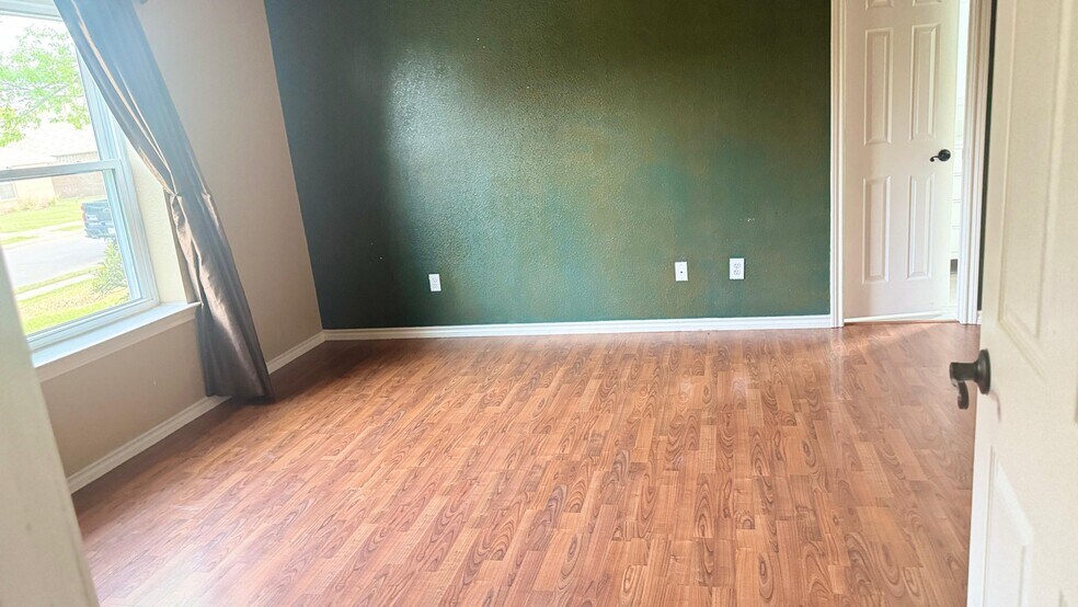 Building Photo - 7011 Cottonwood Cir