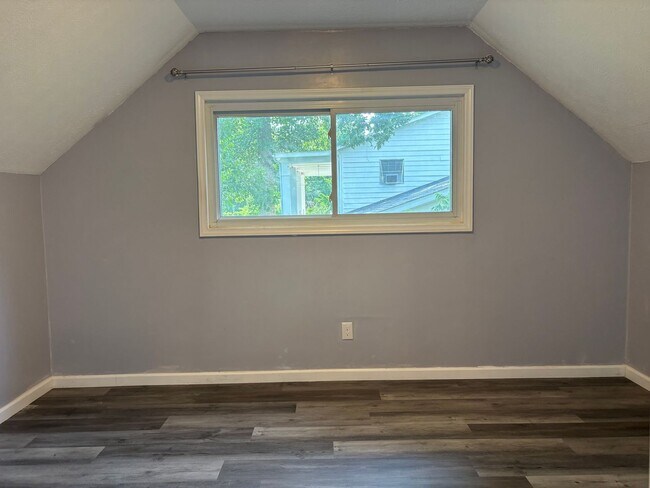 Building Photo - Charming single family home on a cul-de-sac that accepts vouchers