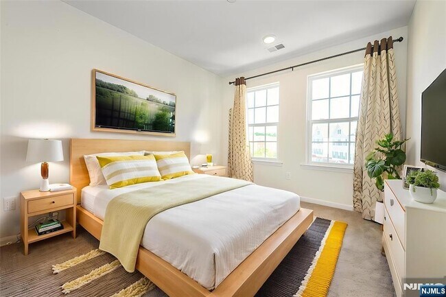 Building Photo - 9 Landmark Ln