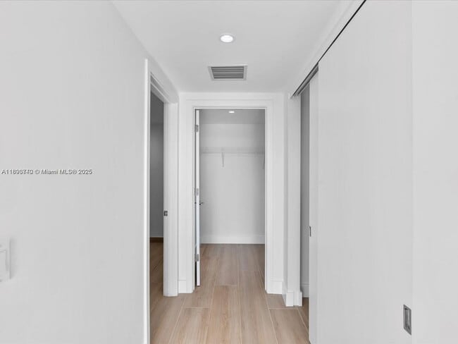 Building Photo - 9901 W Bay Harbor Dr