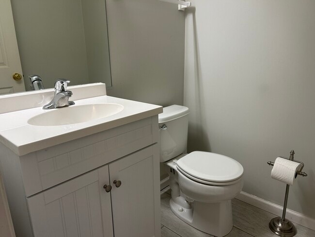 Building Photo - 1088 N Claremont Dr