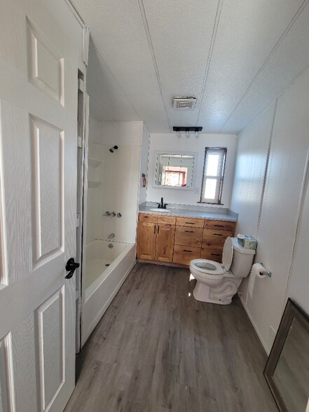 Building Photo - 595 Charles Ave