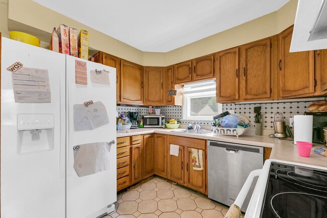 Building Photo - 3 Bedroom Home Located Near Shopping, Dini...
