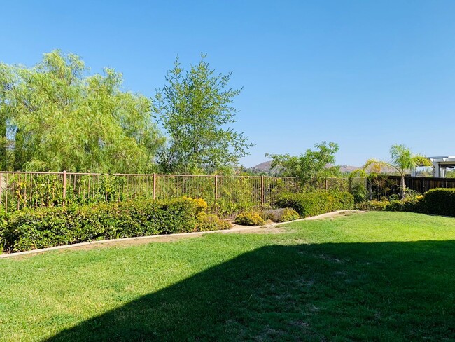 Building Photo - Large 4 bedroom home for lease in the hear...