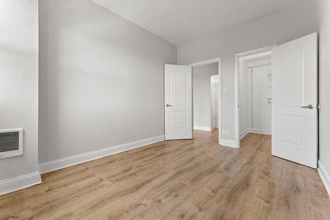Building Photo - 4520 N Clarendon Ave