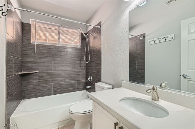 Building Photo - 924 Clubview Dr