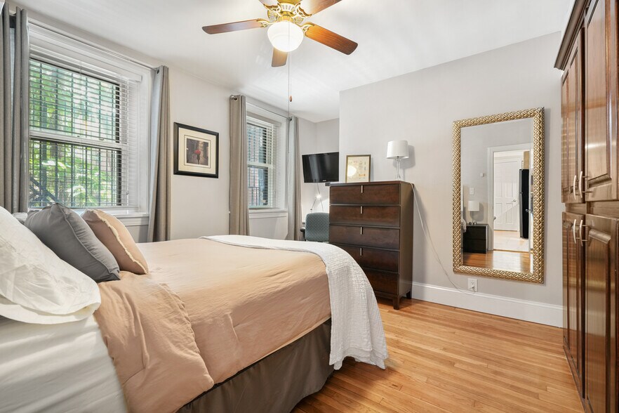 Large bedroom - 290 Commonwealth Ave