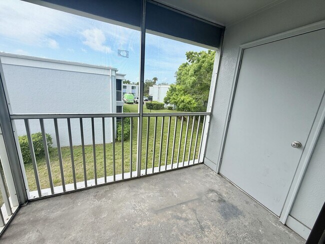 Building Photo - 2 bed 1 bath condo close to IMG