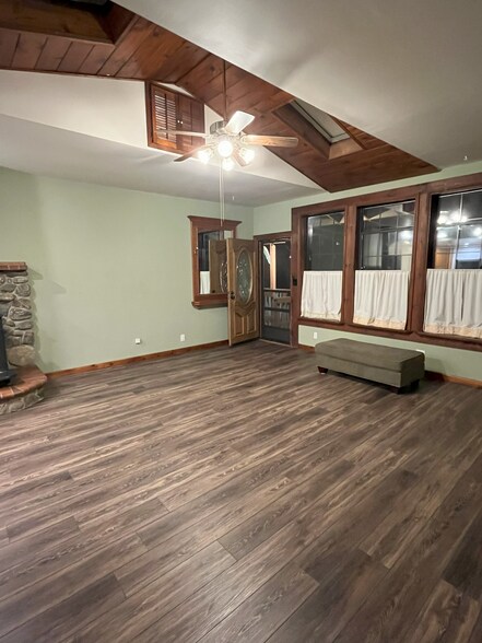 Large family room area - 9406 Ventura Way