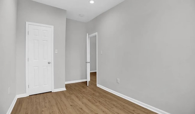 Building Photo - Beautifully Updated Townhome