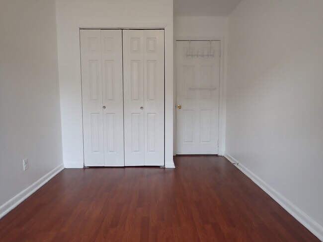 Building Photo - 405 Halsey St