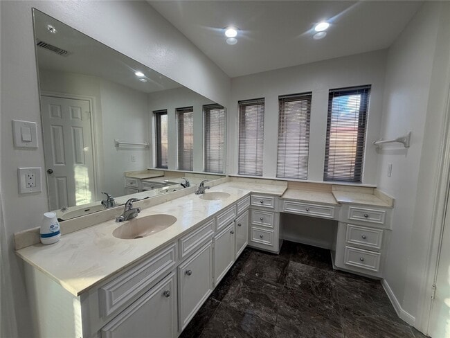 Building Photo - 15306 La Paloma Dr