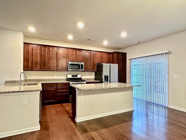 Building Photo - Unfurnished three bedroom 2.5 bathroom Tow...