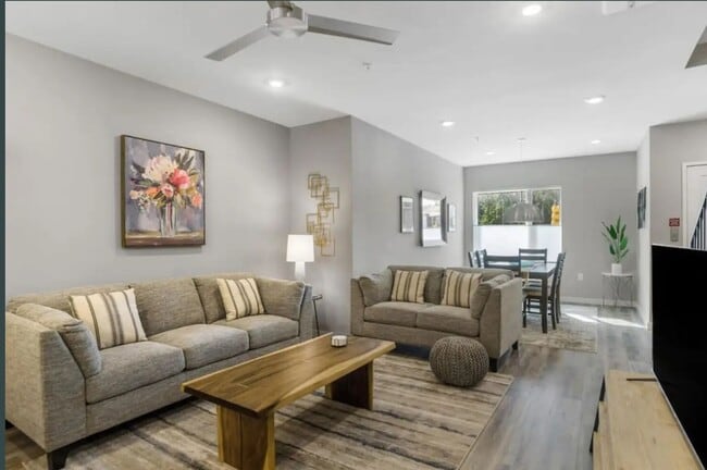 Building Photo - Stunning Furnished Townhouse in South Slope!