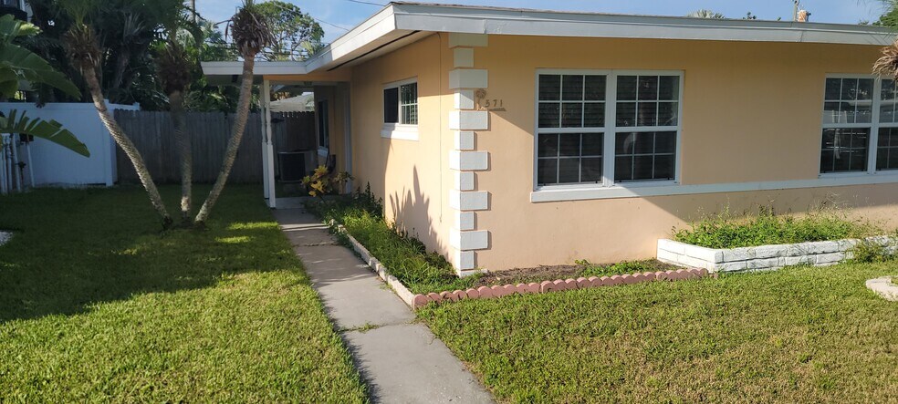 Building Photo - 571 Trade Winds Dr