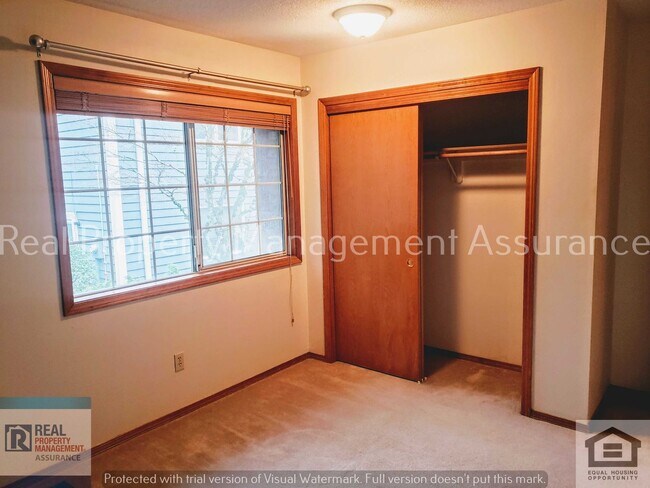 Building Photo - 2067 Sunray Cir