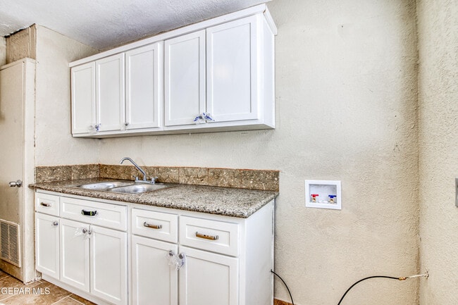 Building Photo - 3922 Hayes Ave