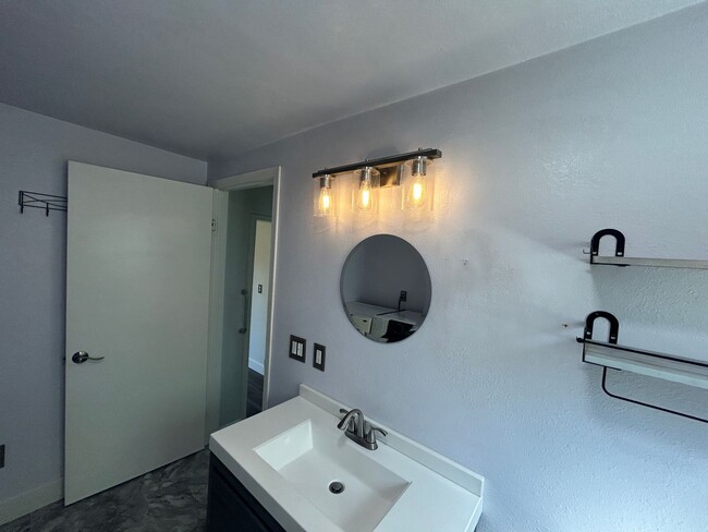 Building Photo - Quaint 1 Bedroom near Condon Park