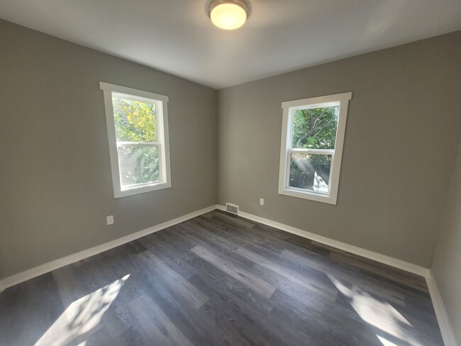 Building Photo - Recently Renovated 2 Bedroom, 1 Bathroom H...